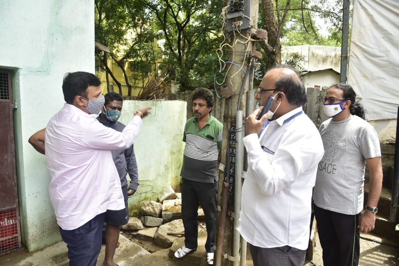 ಕೊಳವೆಗಳ ಮೂಲಕ ನೀರು ಅಪಾರ್ಟ್ಮೆಂಟ್ಗಳಿಗೆ ನುಗ್ಗಿದೆ. ಇನ್ನು ಹಲವು ಕಡೆ ರಾಜಕಾಲುವೆ, ನೀರುಗಾಲುವೆಗಳನ್ನು ಒತ್ತುವರಿ ಮಾಡಿಕೊಂಡ ಪರಿಣಾಮ ಸಮಸ್ಯೆ ಆಗುತ್ತಿದೆ. ಹಾಗಾಗಿ, ಒತ್ತುವರಿ ತೆರವಿಗೆ ಸೂಚನೆ ನೀಡಲಾಗಿದೆ ಎಂದು ತಿಳಿಸಿದ್ದಾರೆ. 