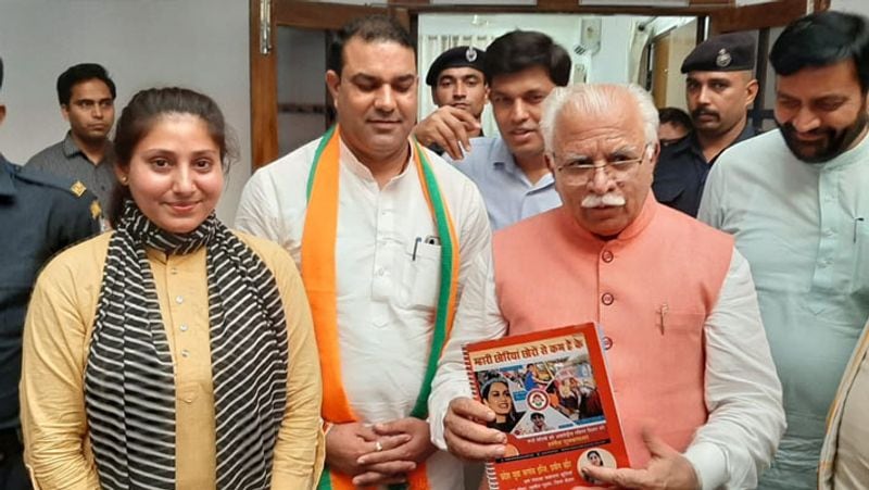 हरियाणा के मुख्यमंत्री मनोहर लाल खट्टर इस युवा सरपंच के कामों से बेहद प्रभावित हैं।