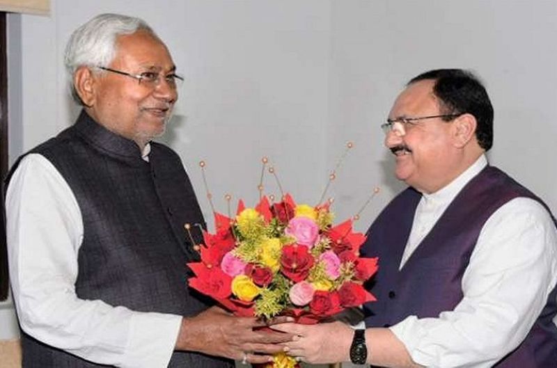 अब लालू परिवार के खिलाफ इन पोस्टरों को किसने लगाया यह तो साफ-साफ पता नहीं चल रहा है, लेकिन इसे एनडीए विरोधियों ने ही लगाया है यह क्लियर है। वैसे 2015 में नीतीश ने एनडीए छोड़ लालू के साथ महागठबंधन (Mahagathbandhan) में शामिल हो गए थे। चुनाव भी मिलकर लड़ा और जबरदस्त बहुमत हासिल कर सरकार भी बनाई। हालांकि बाद में आरजेडी के साथ अनबन हुई फिर से एनडीए से हाथ मिला लिया और आरजेडी कांग्रेस (Congress) को सत्ता से बाहर कर एनडीए (NDA) की सरकार बना ली। (फाइल फोटो)