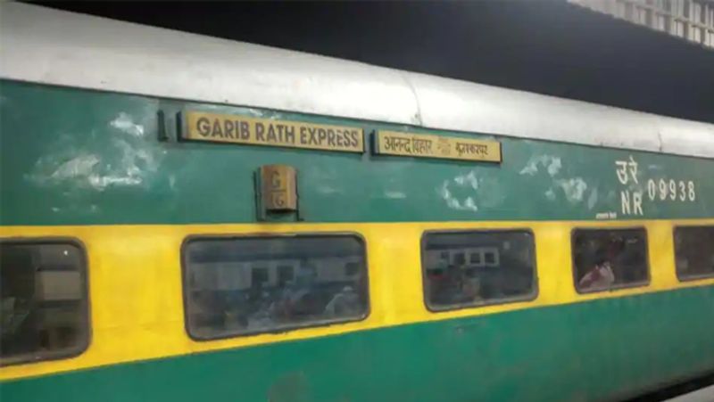 बता दें कि इससे पहले भी जब लालू प्रसाद यादव रेल मंत्री थे तब एसी कोच बनाने की तैयारी की गई थी। उस वक्त गरीब रथ एक्सप्रेस ट्रेन लॉन्च हुई थी। बाद में इस ट्रेन में यात्रियों को परेशानी हुई थी जिसके चलते ऐसी ट्रेनों को बंद कर दिया गया था।