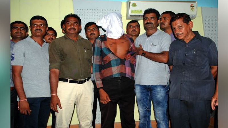 महेश और उसके साथियों को अलग-अलग जगहों पर तीन भिखारियों की हत्या करने का आरोप साबित होने पर 10-10 साल की सजा सुनाई गई थी।