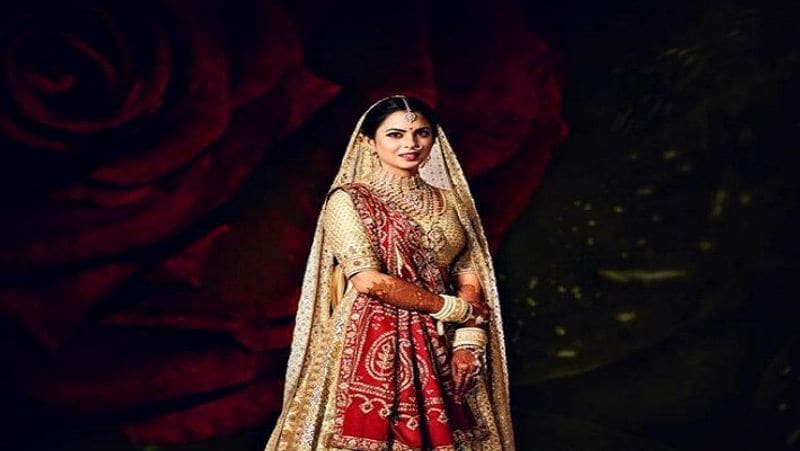 कहां से की पढ़ाई
ईशा अंबानी ने येल यूर्निवर्सिटी से साइकोलॉजी और साउथ एशियन स्टडीज में बैचलर्स किया है। इसके बाद उन्होंने स्टैनफॉर्ड यूनिवर्सिटी से एमबीए भी किया। वहीं, आनंद ने यूनिवर्सिटी ऑफ पेन्सिलवेनिया से इकोनॉमिक्स में ग्रैजुएशन की पढ़ाई की है। इसके अलावा, उन्होंने हार्वर्ड बिजनेस स्कूल से बिजनेस एडमिनिस्ट्रेशन में एमबीए भी किया है।