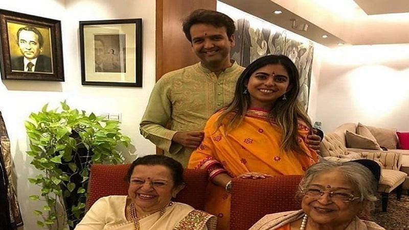 यही है वह खास तस्वीर
इस तस्वीर में में ईशा अंबानी और आनंद पीरामल के साथ दोनों की नानी भी नजर आ रही हैं। ईशा अंबानी की नानी यानी नीता अंबानी की मां पूर्णिमा दलाल और आनंद पीरामल की नानी यानी अरुनिका शाह, दोनों एक-दूसरे के बगल कुर्सी पर बैठी हुई हैं। दोनों के पीछे ईशा और आनंद मुस्कराते नजर आ रहे हैं। यह तस्वीर दो पीढ़ियों के रिश्ते को जोड़ने वाली है। जब यह तस्वीर सामने आई, तो लोगों ने इसे सोशल मीडिया पर खूब शेयर किया। 