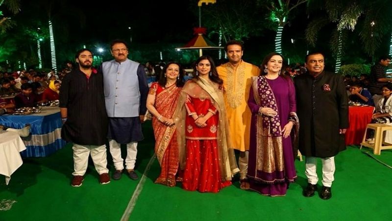 मुकेश अंबानी और आनंद के बीच होती थी मीटिंग
मुकेश अंबानी और आनंद पीरामल एक साथ बैठकर घंटों मीटिंग किया करते थे। इसी दौरान मुकेश अंबानी और आनंद पीरामल को एक-दूसरे को समझने का मौका मिला। इसके बाद मुकेश अंबानी को यह महसूस हुआ कि आनंद उनकी बेटी ईशा के लिए पति के रूप में बेहतर हो सकते हैं। 