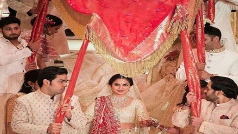शादी के सिलसिले में मुकेश अंबानी ने की बात
मुकेश अंबानी ने शादी के सिससिले में बेटी ईशा से बात की तो उन्होंने इसके बारे में सोचने के लिए कुछ समय मांगा। मुकेश अंबानी ने अपने दिल की बात आनंद के माता-पिता के सामने भी रखी। ऐसे में, आनंद के माता-पिता ने इस बात का फैसला उन्हीं पर छोड़ दिया।