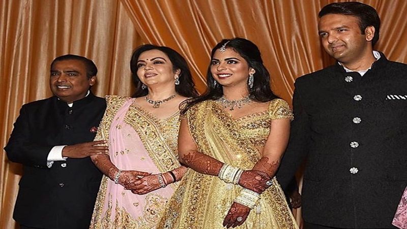 होती रहती थी मुलाकात
बिजनेस के सिलसिले में और फैमिली इवेंट्स में भी पीरामल फैमिली का मुकेश अंबानी के घर आना-जाना लगा रहता था। इसके चलते ईशा अंबानी की मुलाकात आनंद से होती रहती थी। कुछ वक्त की मुलाकातों के बाद दोनों के बीच बातचीत का सिलसिला शुरू हो गया। धीरे-धीरे दोनों एक-दूसरे को पंसद करने लगे।