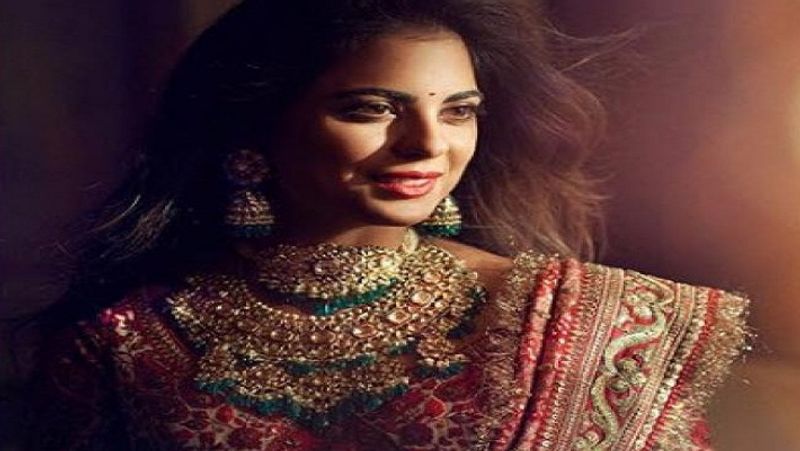 ग्लैमरस है लाइफस्टाइल
ईशा अंबानी फैमिली बिजनेस से जुड़ी जिम्मेदारियां संभालती हैं। इनकी लाइफस्टाइल बेहद लग्जीरियस और ग्लैमरस है। ईशा अंबानी और आनंद पीरामल की उम्र के बीच 6 साल का फर्क है। 
