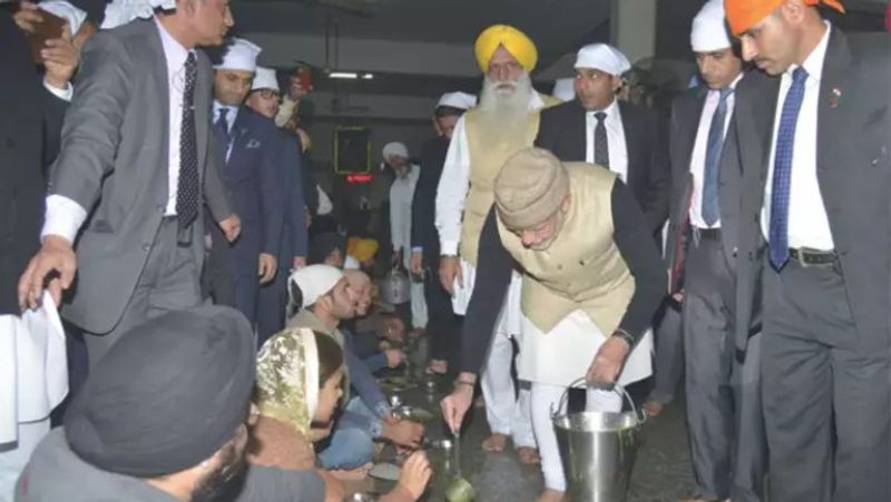 अमृतसर का स्वर्ण मंदिर में एक समारोह के दौरान पीएम मोदी लंगर में लोगों को खाना परोसते हुए (फाइल फोटो).