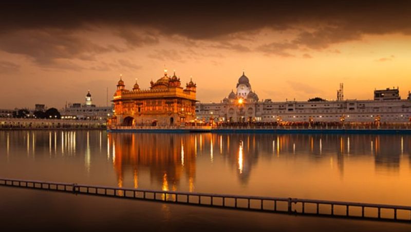 श्री दरबार साहिब की दिव्यता शक्ति प्रदान करती है
इतना ही नहीं अमित शाह ने यह भी कहा कि श्री दरबार साहिब की दिव्यता हमें शक्ति प्रदान करती है। दशकों से, दुनिया भर में संगत वहां सेवा करने में असमर्थ थे। श्री हरमंदिर साहिब के लिए एफसीआरए की अनुमति देने के मोदी सरकार के फैसले से विश्व और श्री दरबार साहिब के बीच सेवा का जुड़ाव गहरा गया है। 