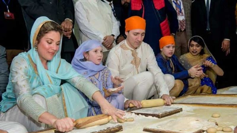 कनाडा के पीएम जस्टिन त्रूदो अपनी पत्नी के साथ लंगर में रोटियां बेलते हुए।