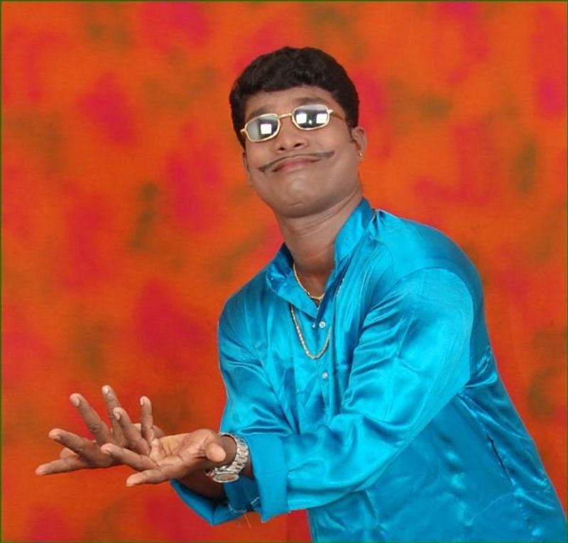 அச்சு அசலாக கெட்டப்பில் மட்டுமல்லாது, மாடுலேஷன், டைலாக் டெலிவரி, பாடி லாங்குவேஜ் என அப்படியே வடிவேலுவை கண்முன் காட்டியவர்.