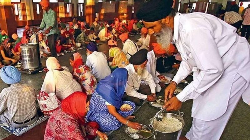 लंगर में अभी देश से ही लेते थे चंदा
अभी गोल्डन टेंपल में लंगर सेवा शिरोमणि गुरुद्वारा प्रबंधक समिति द्वारा संचालित की जाती है। बता दें कि सचखंड श्री हरमंदिर साहिब श्री दरबार साहिब पंजाब एसोसिएशन ने 27 मई को एफसीआरए पंजीकरण के लिए आवेदन किया था। एसोसिएशन गरीबों की मदद करती है। यह संगठन 1925 में बना है जो इसके लिए अभी तक देश के ही लोगों से चंदा लेता था। एफसीआरए पंजीकरण की मंजूरी मिलने के बाद अब विदेशों से भी दान ले सकेगा।
