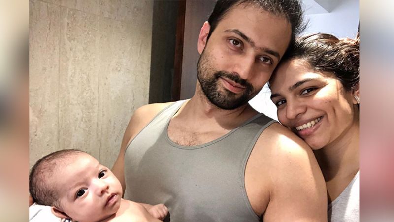 बता दें कि पिछले महीने ही शिखा ने अपनी लाडली की झलक फैन्स के साथ शेयर की थी। उन्होंने बेटी को प्यार करते कुछ फोटोज अपने इंस्टाग्राम पर शेयर की थी।