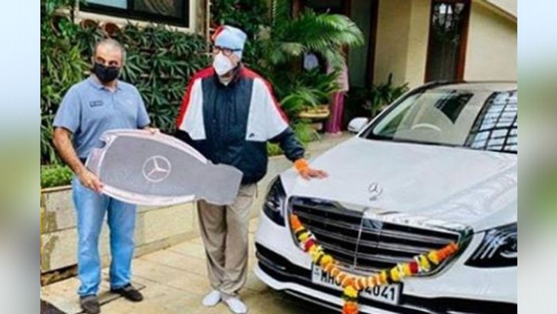 हाल ही में अमिताभ बच्चन ने S Class मर्सिडीज बेंज खरीदी है। यह कार हाल ही में भारत में लॉन्च हुई है। कार की कीमत की बात करें तो यह करोड़ों में है। इंटरनेट पर मौजूद जानकारी के अनुसार इसकी कीमत 1 करोड़ 38 लाख रुपए है। 