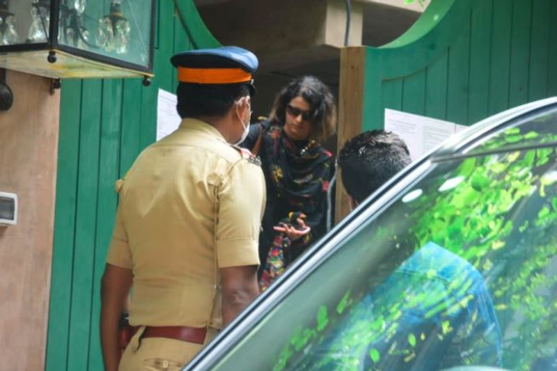 कंगना से पहले उनकी बहन रंगोली भी टूटे हुए ऑफिस को देखने पहुंची थी।