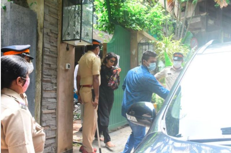 टूटे ऑफिस को देखकर गेट से बाहर आती कंगना की बहन रंगोली।