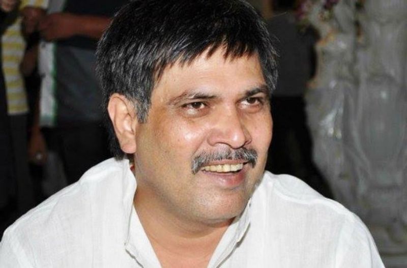 सूरजभान सिंह का खौफ एक समय ऐसा था कि उसके क्षेत्र में लोग नाम से भी डरते थे। कहते है कि जिस व्यक्ति की वजह से उसके के परिवार का पेट भरता था, वो उससे भी रंगदारी लेता था। जिसके चलते उसके पिता ने गंगा में छलांग लगाकर जान दे दी थी। सूरजभान के ऊपर कई चर्चित आरोप दर्ज हैं। इनमें बिहार सरकार के मंत्री की हत्या समेत 30 से ज्यादा मामले हैं। एक मामले में आरोप सिद्ध होने पर कोर्ट ने उम्रकैद की सजा भी दी। बाद में निर्वाचन आयोग ने चुनाव लड़ने पर रोक लगा दी। बाद में पत्नी के जरिए राजनीति करने लगा।
(फाइल फोटो)
