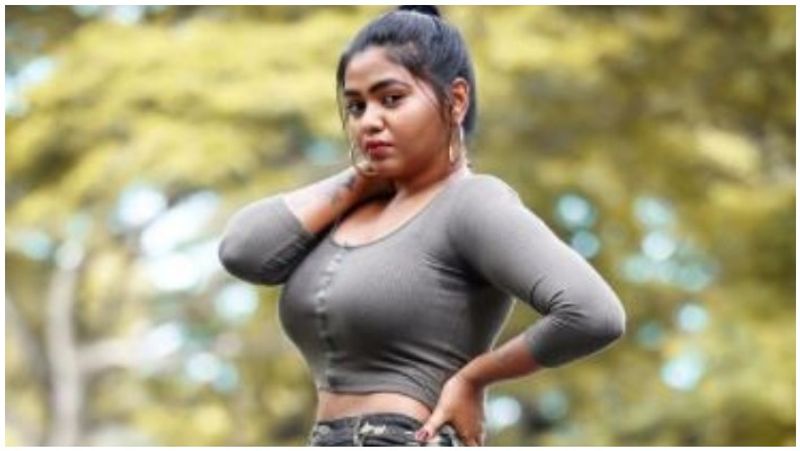 ஏற்கனவே தான் மீடூவால் பாதிக்கப்பட்டுள்ளதாகவும் விஜய்தேவரகொண்டா படத்தில் நடிக்க பிரபல இயக்குனர் ஒருவர் தன்னை படுக்கைக்கு அழைத்ததாகவும் கடந்த இரண்டு ஆண்டுகளுக்கு முன்பு கூறி ஷாலு ஷம்மு பரபரப்பை ஏற்படுத்தினார் என்பது குறிப்பிடத்தக்கது. 