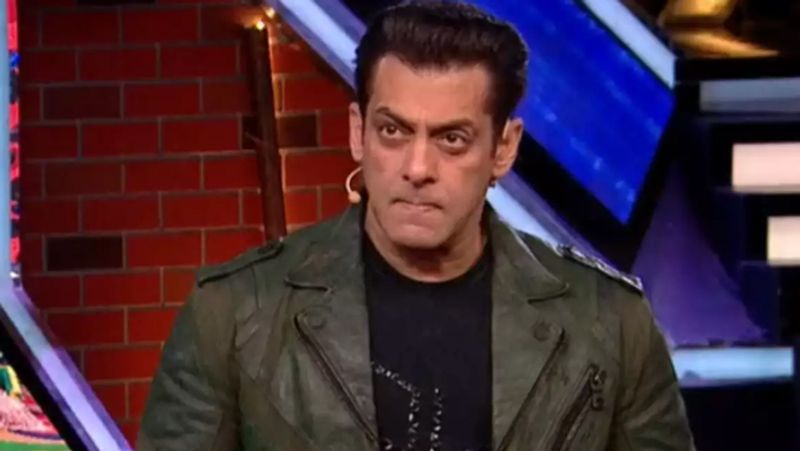 वहीं रिपोर्ट की मानें तो मेकर्स बिग बॉस 14 के समय को कम करने का मन बना रहे हैं। शो 4 अक्टूबर से रात 10.30 बजे ऑन एयर हो सकता है। इस बार के एक एपिसोड की लंबाई केवल आधा घंटा ही होगी। हालांकि, सलमान भी इस बात को लेकर हैरान हैं। माना जा रह है कि शो का टाइम घटाने के पीछे की वजह कोरोना वायरस है।
