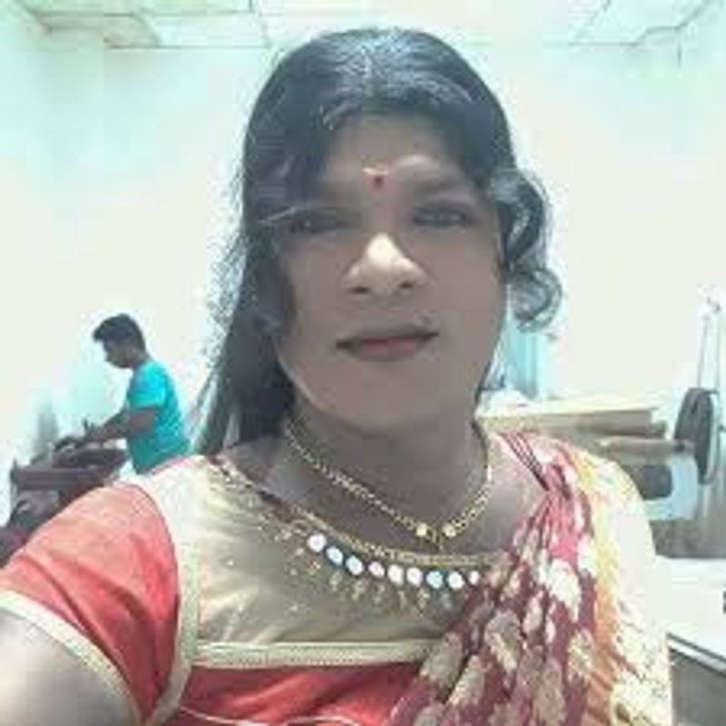 பெண் வேடத்திலும் நச்சுன்னு பொருந்தும் வடிவேல் பாலாஜி 