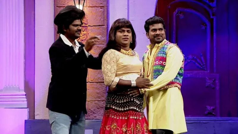 குழுவுடன் சேர்ந்து அசத்தல் காமெடி
