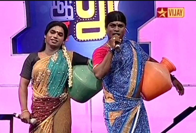 நாஞ்சில் விஜயனுடன் பெண் வேடத்தில் அசத்திய வடிவேல் பாலாஜி