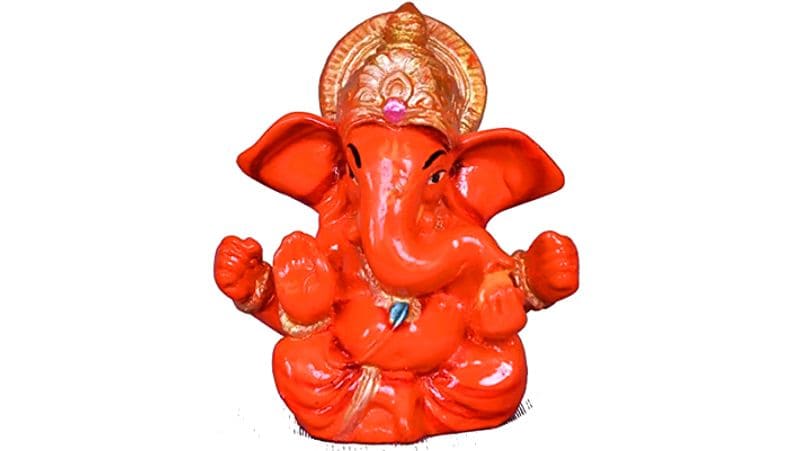 ತುಂಡಾದ ದೇವರ ಮೂರ್ತಿಯನ್ನು ಸಹ ಮನೆಯಲ್ಲಿ ಇಡಬಾರದು. ಇದರಿಂದ ನಕಾರಾತ್ಮಕ ಶಕ್ತಿ ಹೆಚ್ಚು ಆಕರ್ಷಿತವಾಗುತ್ತದೆ ಎಂದು ಹೇಳಲಾಗುತ್ತದೆ.