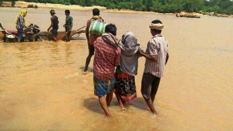 यह मामला छत्तीसगढ़ के कांकेर में पिछले दिनों सामने आया था। 12 साल की यह लड़की मानकी कांकेर जिले की ग्राम पंचायत कंदाड़ी के आश्रित गांव आलदंड की रहने वाली है। उसके गांव में कोई स्वास्थ्य सेवा नहीं है। लिहाजा, मजबूरी में मानकी को परिजन उसे कंधों पर टांगकर इलाज के लिए लेकर गए। करीब 5 किमी उसे ऐसे ही लटकाकर नदी तक ले गए। वहां, उन्हें घंटेभर तक नाव का इंतजार करना पड़ा। नदी पार करके 6 किमी दूर छोटेबेठिया उपस्वास्थ्य केंद्र ले जाया गया। उनके गांव से उपस्वास्थ्य केंद्र की दूरी करीब 14 किमी है। इसके बाद उसे इलाज मिल सका।
आगे पढ़िए...खटिया को 'एम्बुलेंस' बनाया