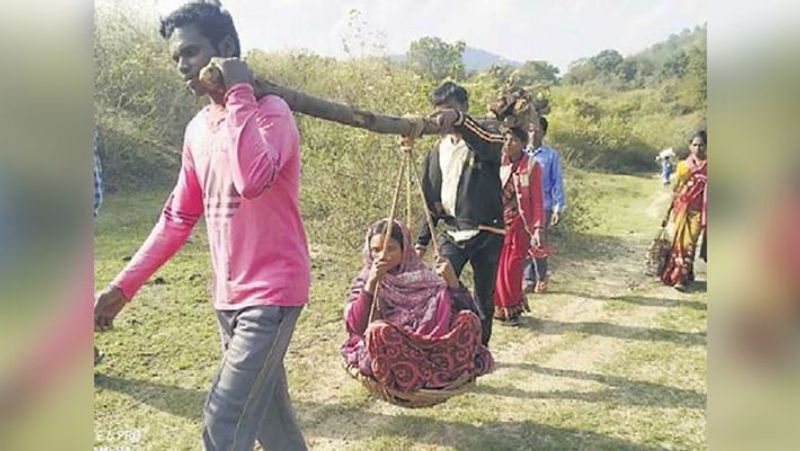 यह शर्मनाक तस्वीर झारखंड के पश्चिम सिंहभूम से सामने आई थी। यह मामला बिशुनपुर प्रखंड के गढ़ा हाडुप गांव का है। यहां रहने वाले बलदेव ब्रिजिया के पत्नी ललिता को प्रसव पीड़ा हुई। उस हॉस्पिटल तक ले जाने का जब कोई दूसरा साधन नहीं दिखा, तो खटिया को लोगों ने 'एम्बुलेंस' बना लिया। 