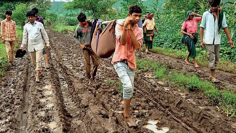 बड़वानी, मध्य प्रदेश. यह मामला बड़वानी जिले के जनपद धनोरा से 35 किमी दूर चाचरिया पंचायत के नवाड़ फलिया गांव में देखने को मिला था। 20 साल की गायत्री दिव्यांग है। रविवार को उसे लेबर पेन होने पर परिजन इस तरह पोटली में बैठाकर अस्पताल पहुंचे। करीब 3 किमी इस तरह उन्हें पैदल जाना पड़ा।
आगे पढ़िए...बहू को दर्द से तड़पता देखकर सास के निकल पड़े आंसू, फिर 5 लोग गर्भवती को ऐसे लटकाकर अस्पताल की ओर भागे