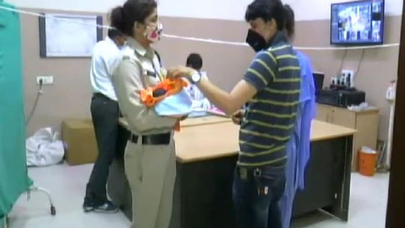 एनजीओ ईवा वेलफेयर सोसायटी ने महिला थाना पुलिस को शिकायत की थी कि एक कपल नवजात को बेचने घूम रहा है। इसके बाद पुलिस ने जाल बिछाया और खरीददार बनकर आरोपियों को दबोच लिया। आगे पढ़ें इसी खबर के बारे में...
