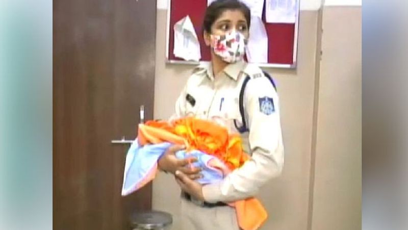बच्ची को गिरोह से जब्त करने के बाद पुलिसकर्मी स्वाती पाठक चेकअप के लिए उसे गोद में उठाकर अस्पताल पहुंचीं। इस दौरान जब वो बच्ची को देखकर मुस्कराईं, तो वो भी मुस्कराकर उन्हें टुकुर-टुकुर देखने लगी। सीएमएचओ डॉ. राम नरेश कुशवाह ने बताया कि बच्ची स्वस्थ्य है। आगे पढ़ें इसी खबर के बारे में...