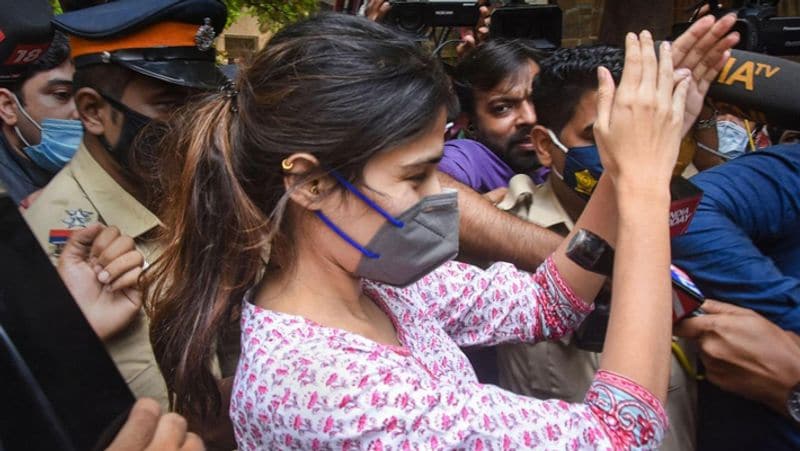 ये सामान्य बैरक के पास में है। सेल एक लॉकअप की तरह है। जहां तीनों ओर दीवारें और एक तरफ ग्रिल है। 14 दिन की न्यायिक हिरासतरिया चक्रवर्ती को मंगलवार देर रात कोर्ट ने 14 दिन की न्यायिक हिरासत में भेज दिया था। 