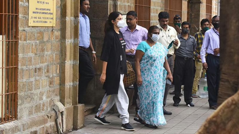 कोर्ट ने देर रात फैसला सुनाया था। इस वजह से उन्हें उस रात जेल में नहीं बल्कि एनसीबी की लॉकअप में रखा गया था। ड्रग मामले में गिरफ्तार रिया चक्रवर्ती और उनके भाई शौविक की जमानत याचिकाओं पर शुक्रवार को विशेष कोर्ट फैसला सुना सकता है।
