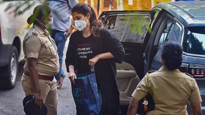 विशेष जज जीबी गुराव ने गुरुवार को भाई-बहन के वकील और मामले में विशेष सरकारी अभियोजक की दलीलों को सुना। मामले में चार अन्य आरोपियों की जमानत याचिकाओं की भी सुनवाई हुई।
