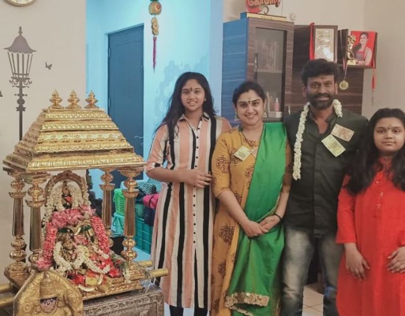 மேலும் 2020 ஆம் ஆண்டின் இனி வரக்கூடிய மாதங்களாவது அனைவருக்கும் நல்லதாக இருக்கட்டும் என்றும் இந்த ஆண்டை தன்னால் மறக்கவே முடியாது என்றும் அவர் குறிப்பிட்டுள்ளார். கழுத்தில் கரன்சி மாலையுடன் பீட்டர் பால் மற்றும் வனிதா இருக்கும் இந்த புகைப்படம் தற்போது வைரலாகி வருகிறது.
