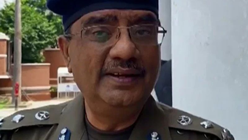 वहीं, इस मामले में लाहौर के सिटी पुलिस अफसर का विवादित बयान भी वायरल हो रहा है। वे किसी चैनल से बातचीत में महिला के रात में निकलने पर सवाल उठा रहे हैं। उन्होंने कहा, तीन बच्चों की मां अकेली रात में इस तरह के रास्ते से क्यों जा रही थी। उन्हें कोई और सुरक्षित रोड अपनाना चाहिए था। 