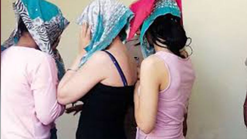 सदर कोतवाली की पुलिस चौकी जेल गेट के अंतर्गत मुहल्ले में एक मकान से लंबे अर्से से देह व्यापार रैकेट चल रहा था, जिसकी उच्चाधिकारियों से लोगों ने शिकायत की थी। इसके बाद ही हरकत में आई पुलिस ने छापेमारी करके गिरफ्तारी की थी।
