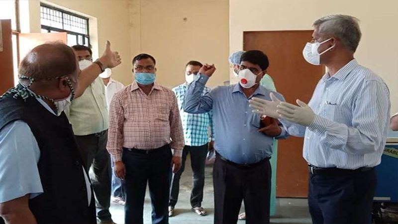 लखीमपुर खीरी के एसपी सत्येंद्र कुमार सिंह ने बताया कि देह व्यापार रैकेट पकड़ने वाली टीम में शामिल लोगों की कोरोना वायरस का टेस्ट किया जा रहा है। कोविड-19 के जो भी प्रोटोकॉल हैं, उन सभी को फॉलो किया जा रहा है।