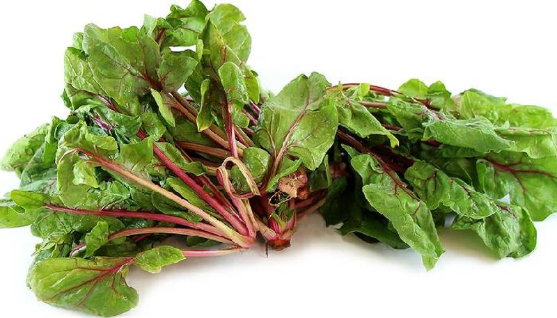 Eating omega-3 fatty acid-rich fish is not advisable during monsoon, neither are vitamin D-rich mushrooms. Leafy greens like spinach, kale and cabbage are also often under the radar of many experts who list it amongst the "foods-to avoid" during monsoon. Shocking, right? Packed with a range of healthy vitamins, minerals and antioxidants, these leafy greens are some of the healthiest additions you can make to your diet otherwise, so what is it about the season that makes them 'avoidable'? Let's find out.