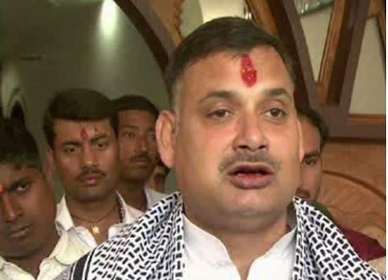 छोटन शुक्ला के सभी आपराधिक साथी, मुन्ना के साथ आ गए और वह धीरे-धीरे अपराध जगत में पैर जमाने लगे। इसी दौरान उसका लिंक बाहुबली सूरजभान से भी जुड़ा। इसके बाद वह भी बड़े भाई की तरह मुजफ्फरपुर के बड़े प्रोजेक्टों को कराने की ठेकेदारी लेने लगे।
-(फोटो स्त्रोत- सोशल मीडिया)