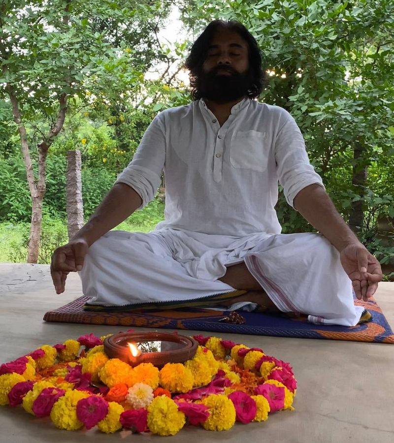 ఆలయాలపై దాడులకు నిరసనగా... దీపం వెలిగించి ధ్యానం చేస్తున్న పవన్ కల్యాణ్