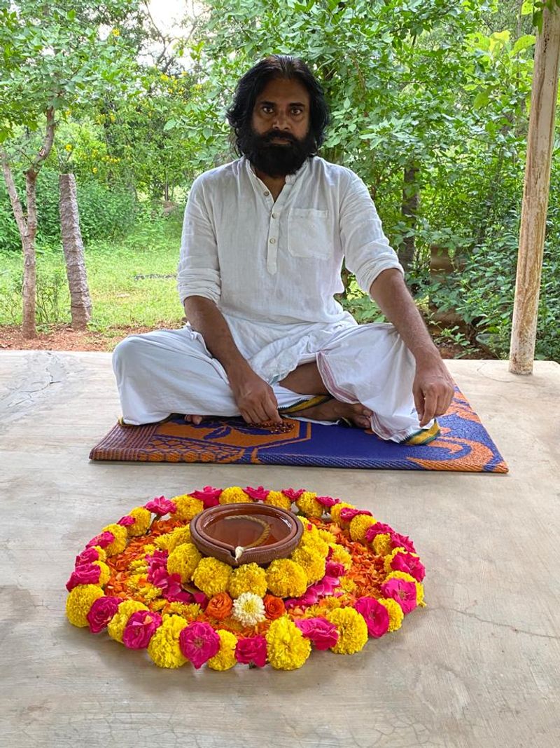 హైదరాబాద్ ఫాంహౌస్ లో దీపం వెలిగించిన పవన్ కల్యాణ్