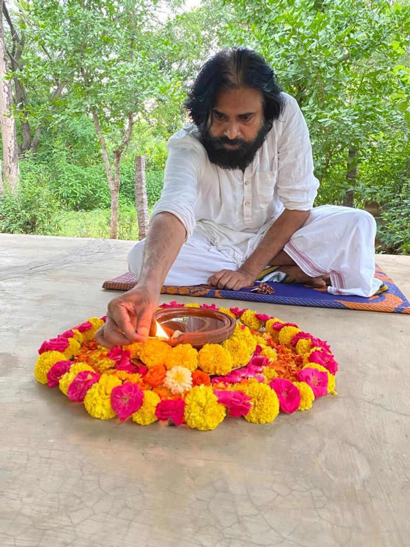 దీపం వెలిగిస్తున్న పవన్ కల్యాణ్