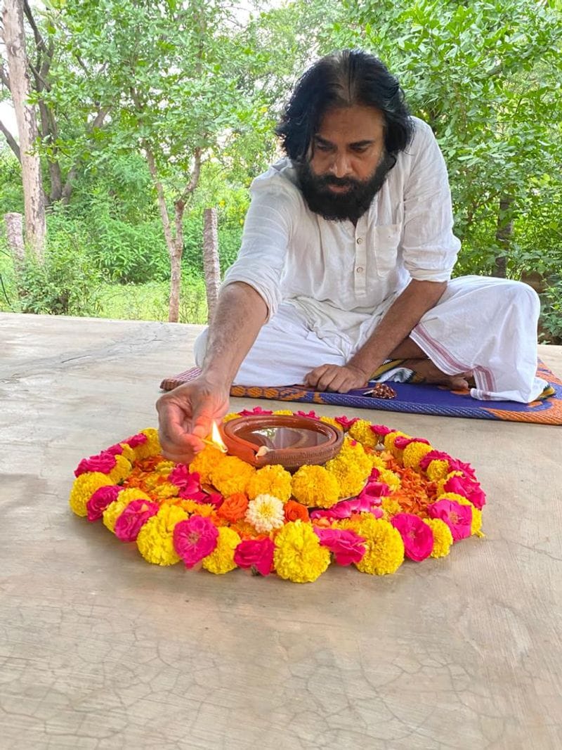 ఆంధ్రప్రదేశ్ రాష్ట్రంలో కాపు సామాజికవర్గానికి సుమారు 10 నుండి 12 శాతం ఓటు బ్యాంకు ఉంటుంది. ఏపీ రాష్ట్రంలో ఏ పార్టీ అధికారంలోకి రావాలంటే కాపు సామాజికవర్గం కీలకపాత్ర పోషించనుంది. దీంతో కాపు, కమ్మ సామాజికవర్గానికి బీజేపీ పెద్దపీట వేసిందని రాజకీయ విశ్లేషకులు అభిప్రాయపడుతున్నాయి.
