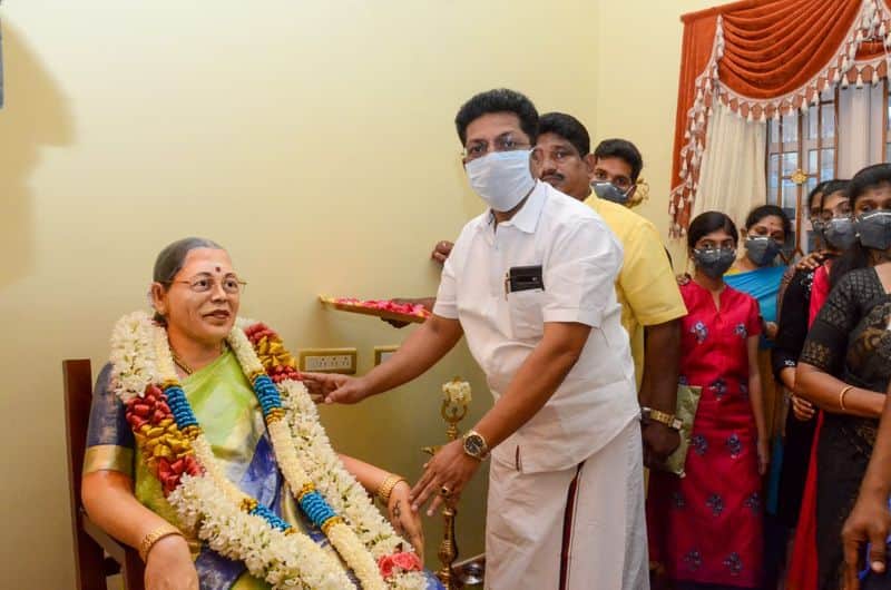 Madurai businessman carves idol for dead wife at home ..!