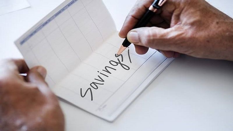 सुकन्या समृद्धि स्कीम (SSY)
पोस्ट ऑफिस की यह योजना कास कर लड़कियों को ध्यान में रख कर तैयार की गई है। यह बेहद पॉपुलर स्कीम है। इस स्कीम के तहत बेटी के नाम पर अकाउंट खुलवाया जा सकते हैं। सुकन्या समृद्धि स्कीम में माता-पिता 10 वर्ष तक की आयु की बच्ची के नाम पर खाता खोल सकते हैं। एक बच्ची के नाम पर एक ही खाता खुल सकता है। इस काउंट को न्यूनतम 250 रुपए की राशि से खोला जा सकता है।
(फाइल फोटो)