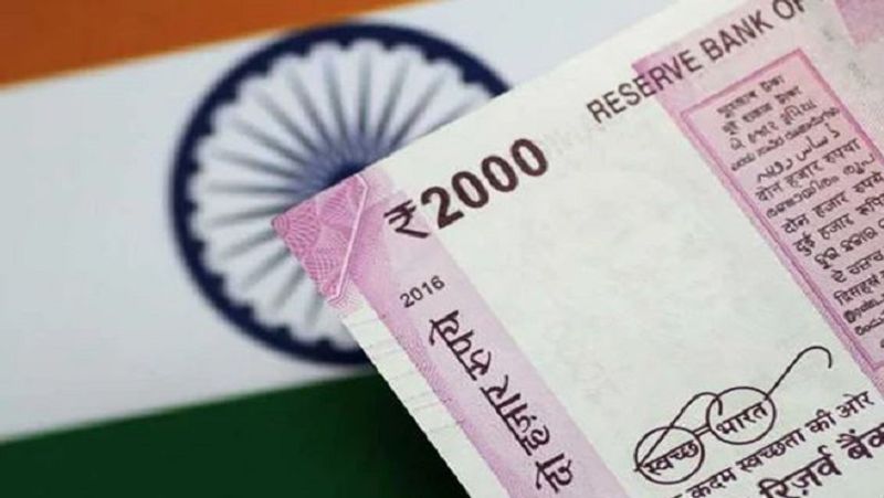 सीनियर सिटीजन सेविंग्स स्कीम (SCSS)
पोस्ट ऑफिस में सीनियर सिटिजन सेविंग्स स्कीम रिटायर्ड लोगों की नियमित आमदनी का बेहतरीन विकल्प है। इस स्कीम का मेच्योरिटी पीरियड 5 साल का है। इस पर मौजूदा ब्याज दर 7.4 फीसदी सालाना है। इस अकाउंट में केवल एक ही बार निवेश किया जा सकता है, जो कम से कम 1000 रुपए से लेकर अधिकतम 15 लाक रुपए तक है। इस स्कीम के तहत 60 साल या उससे ज्यादा की उम्र के व्यक्ति का अकाउंट खुल सकता है।
(फाइल फोटो)