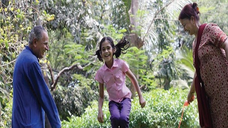 प्रीमेच्योर क्लोजर
सीनियर सिटिजन सेविंग्स अकाउंट पर प्रीमेच्योर क्लोजर की अनुमति है, लेकिन अकाउंट को एक साल पूरा होने से पहले बंद कराने पर कोई ब्याज नहीं मिलता है। वहीं, अकाउंट खोलने के 1 साल बाद उसे बंद करने पर जमा राशि का 1.5 फीसदी कट जाता है। अगर खाता 2 साल बाद बंद कराया जाए तो जमा राशि का 1 फीसदी काटा जाता है।
(फाइल फोटो)