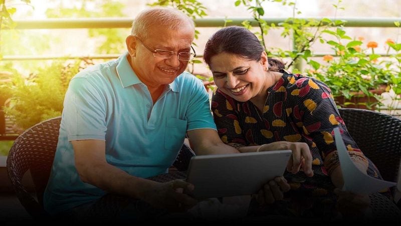 तीन साल के लिए बढ़ाया जा सकता है अकाउंट
सीनियर सिटिजन सेविंग्स अकाउंट को मेच्योरिटी के बाद भी 3 साल के लिए बढ़ाया जा सकता है। इस अकाउंट में ब्याज राशि 50,000 रुपए सालाना से ज्यादा होने पर TDS कटने लगता है। हालांकि, इस स्कीम में निवेश पर इनकम टैक्स एक्ट के सेक्शन 80C के तहत छूट मिलती है। इसमें नॉमिनेशन की सुविधा, अकाउंट को एक पोस्ट ऑफिस से दूसरे में ट्रांसफर कराने की सुविधा और एक ही ऑफिस में कई सीनियर सिटिजन सेविंग्स अकाउंट खुलवाने की सुविधा भी है।
(फाइल फोटो)
